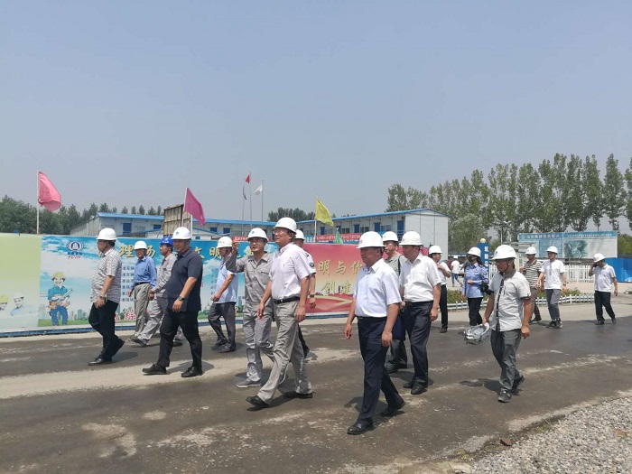 1567344662681709.jpg 劉年主任檢查施工現(xiàn)場.jpg