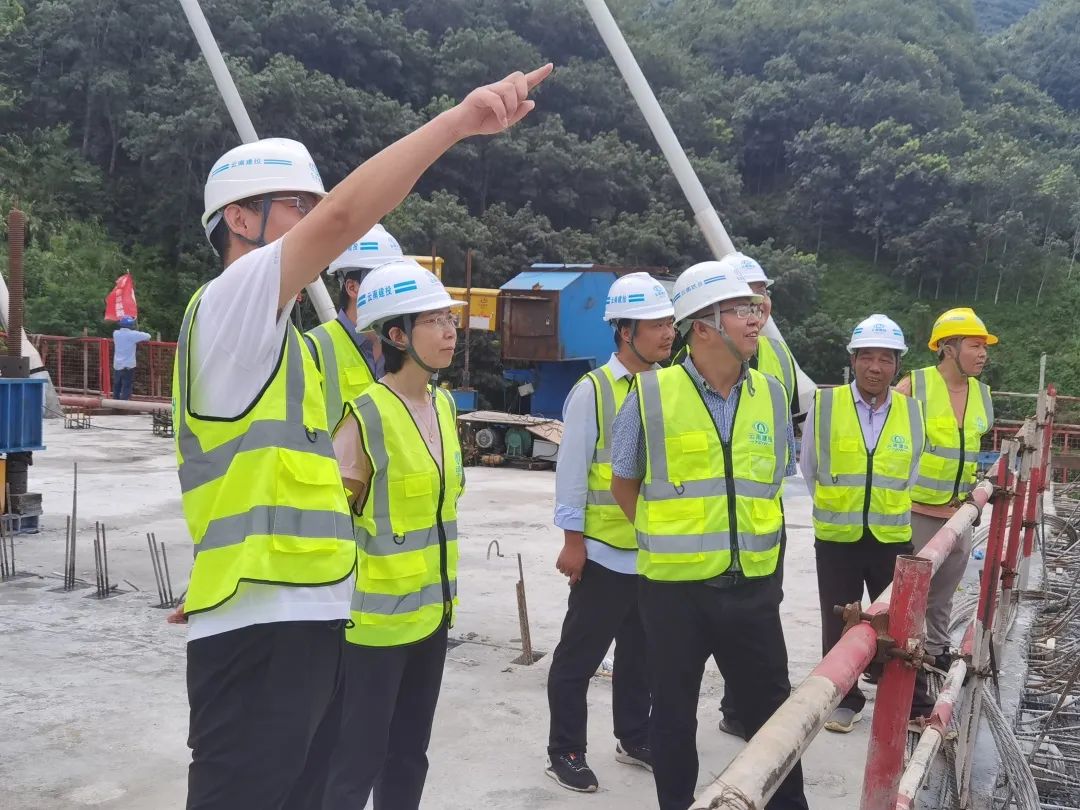 李元鴻帶隊(duì)到景洪神秘谷瀾滄江特大橋項(xiàng)目開(kāi)展安全綜合大檢查.jpg