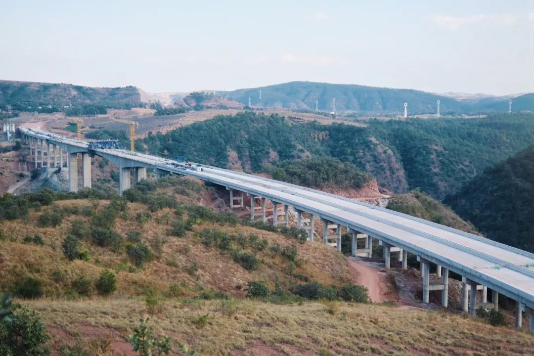 2022-12-24-剛構(gòu)過江，銀龍起舞——永大高速羊蹄江大橋合龍！2.jpg