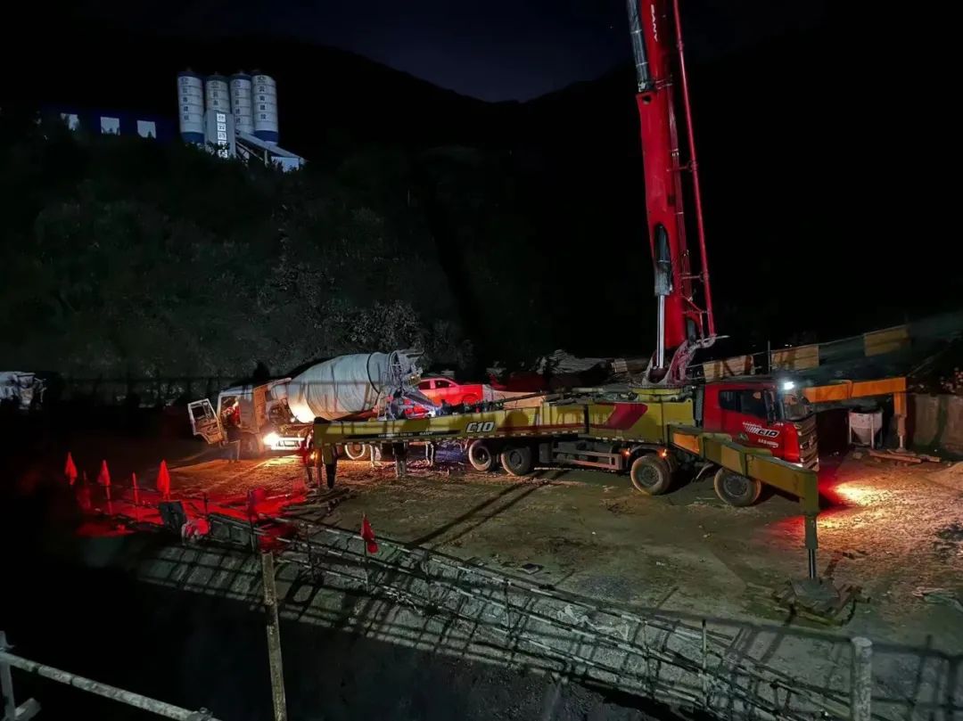 1674003514138048.jpg 2023-1-17-景洪項目5號索塔邊跨現(xiàn)澆段第一次鐵砂混凝土澆筑完成.jpg