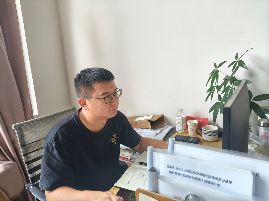 1765415757767002.jpg 南云項目部青年在開展計量工資—郭李強(qiáng) (2).jpg